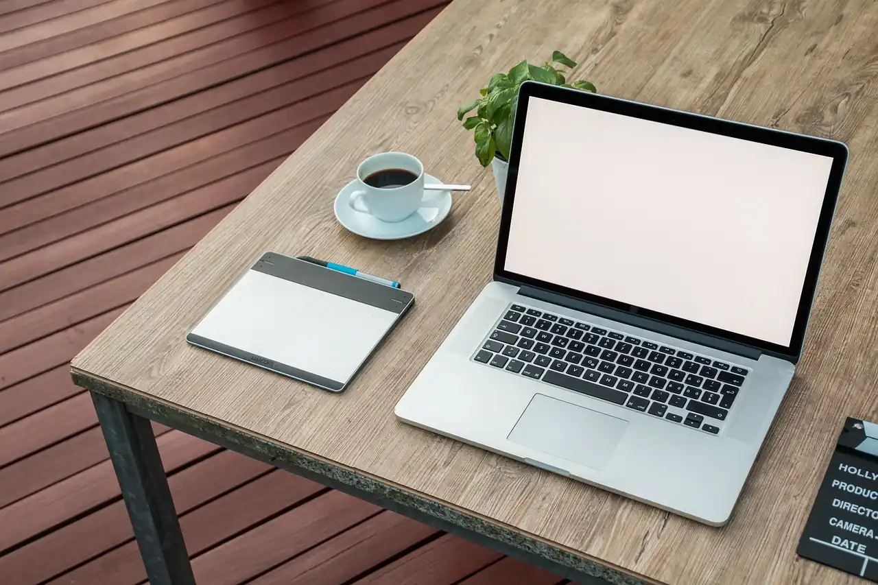 aesthetic-table-with-laptop